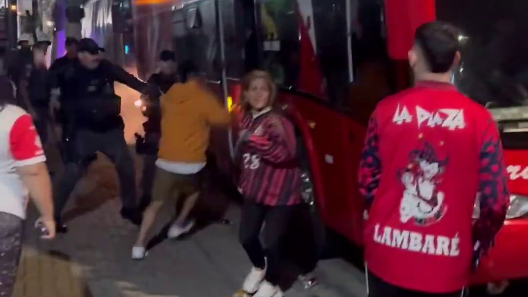 (VIDEO) No todo fue festejo: ¡Polis rapais repartieron cachiporrazos a hinchas del Ciclón!