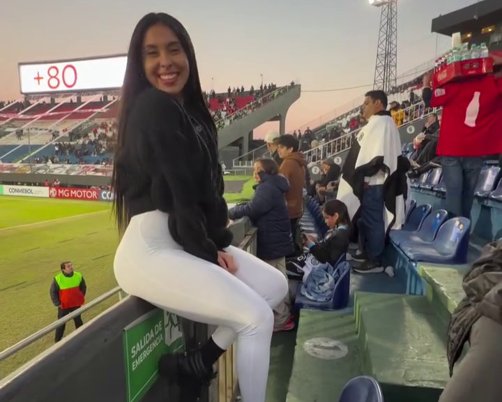 (VIDEO) ¡El detalle en el vestuario de la maína de Olimpia que distrajo al rollo!