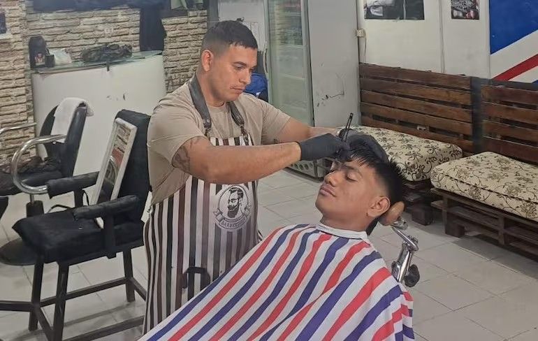 ¡Peluquero cobrará un dineral por estar preso injustamente!