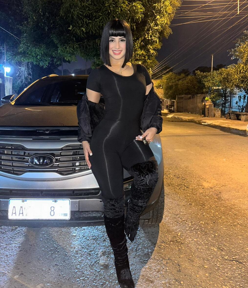 A Miss Cleopatra y su camio nueva: “Muchas se compran acostándose con viejitos, yo me compré con dinero limpio”