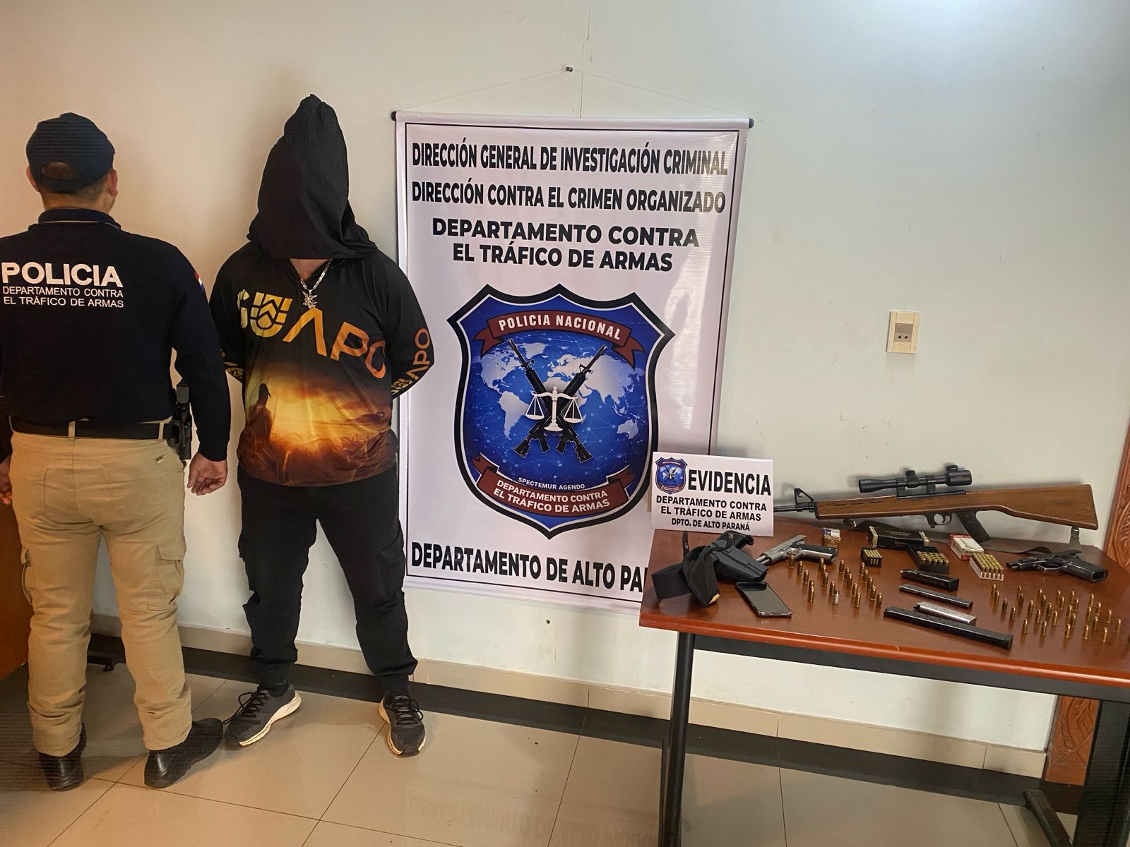 ¿Tráfico?: Fue cachado con una bolsa se armas ijapére