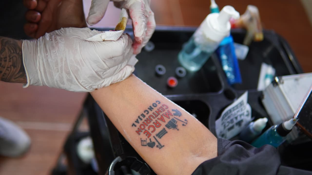 ¡Se tatuó nombre de concejal por hacerle el aguante en su barrio!