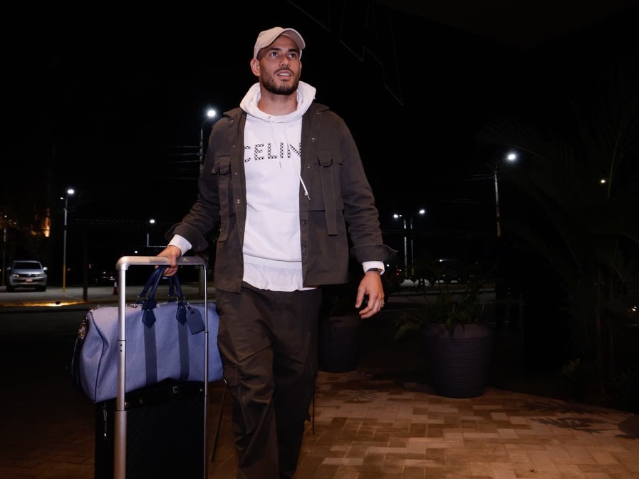(GALERÍA) ¡ALTA FACHA! Siguen llegando los jugadores albirrojos a Ypane