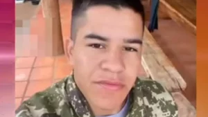 Murió un recluta después de caerse de un camión