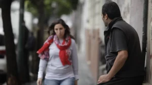 Infeliz opoko por la cola de una yiyi y PMT la defendieron