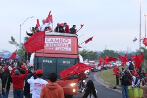 Camilo Pérez demostró su arrastre con una caravana multitudinaria en la Costanera de Asunción