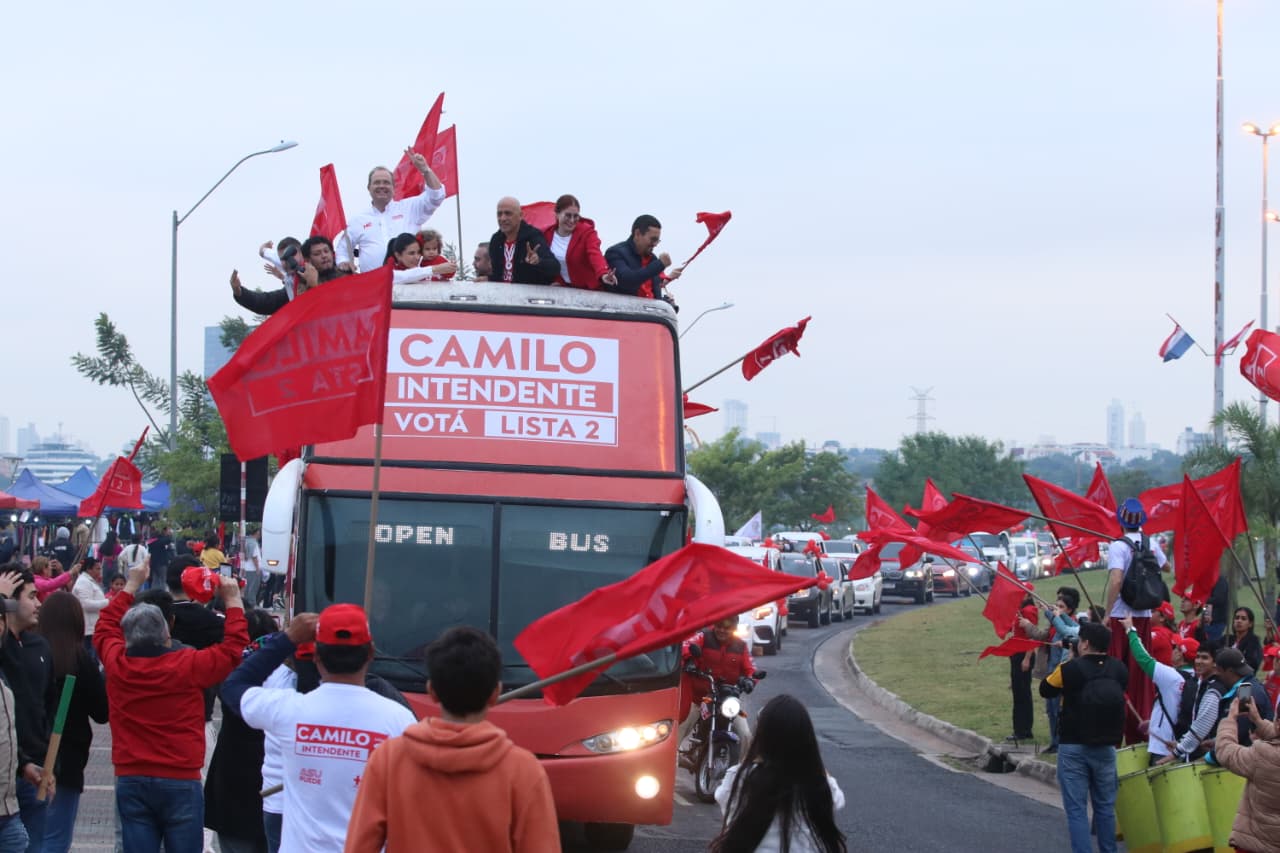 Camilo Pérez demostró su arrastre con una caravana multitudinaria en la Costanera de Asunción