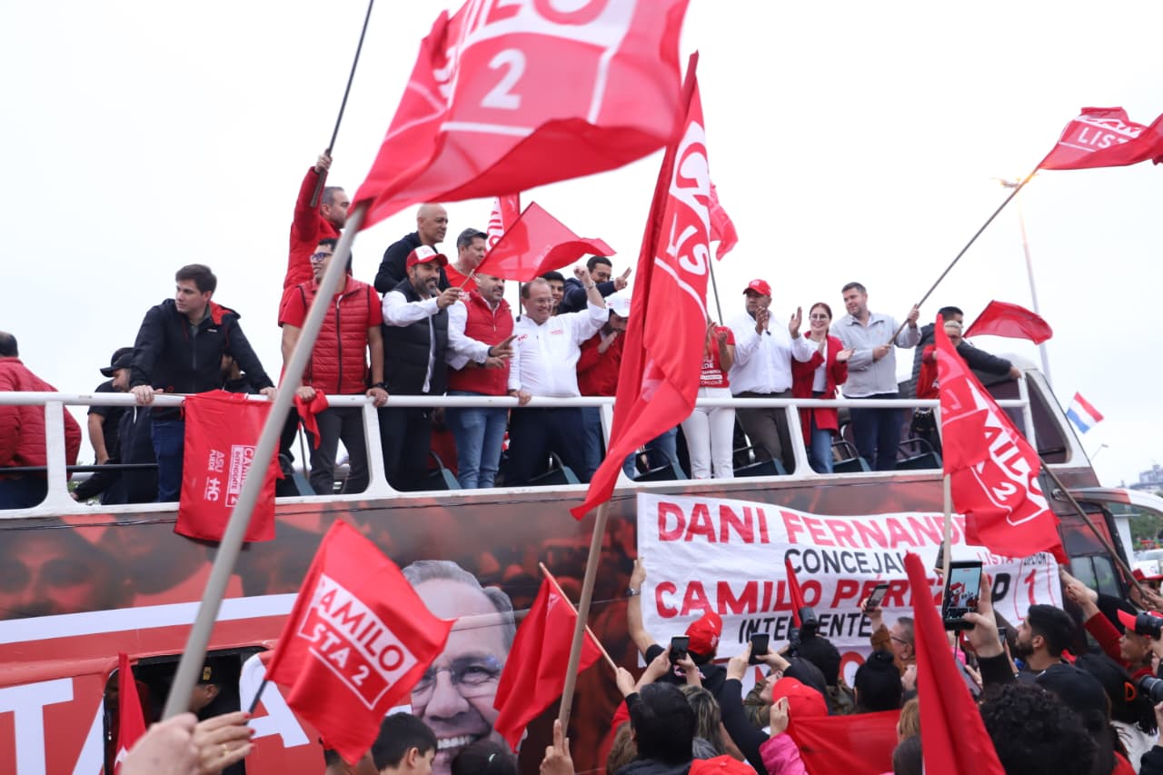Camilo Pérez cerró su campaña con una caravana multitudinaria en la Costanera de Asunción