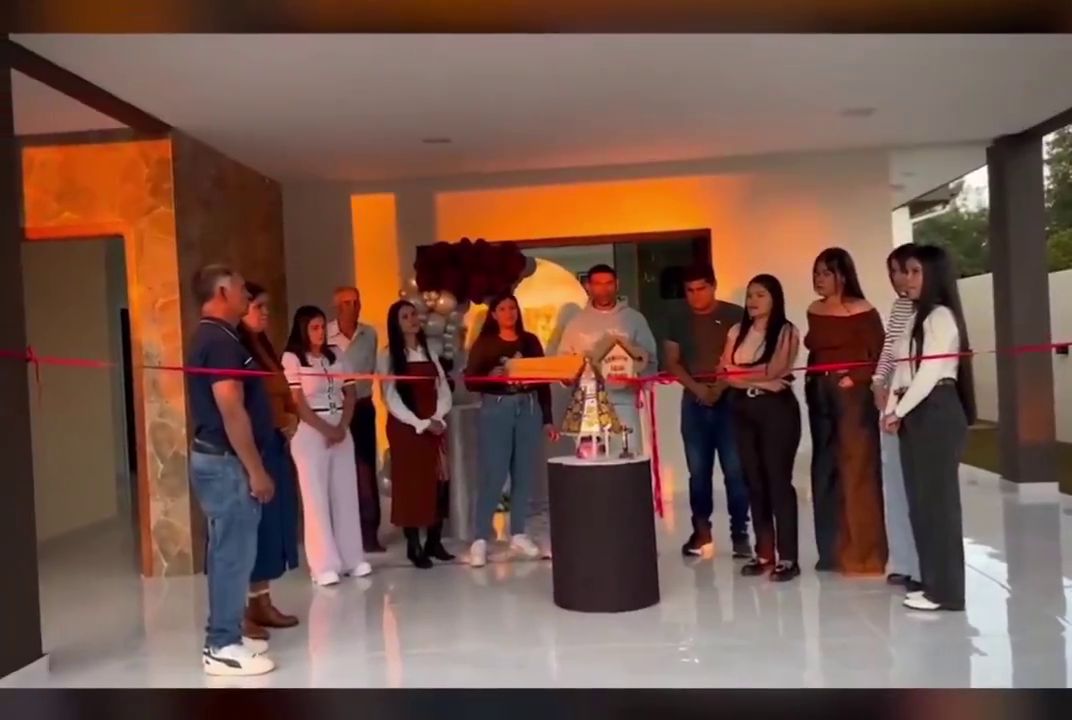 (VIDEO) El pelotero Diego León le regaló una casa a sus túas!