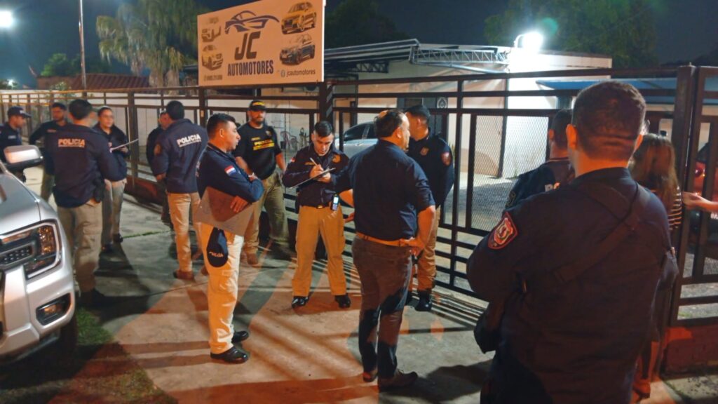 Roban en violento jejopy 2 vehículos de una playa