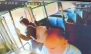 Pasajera convulsionó y cayó de un micro