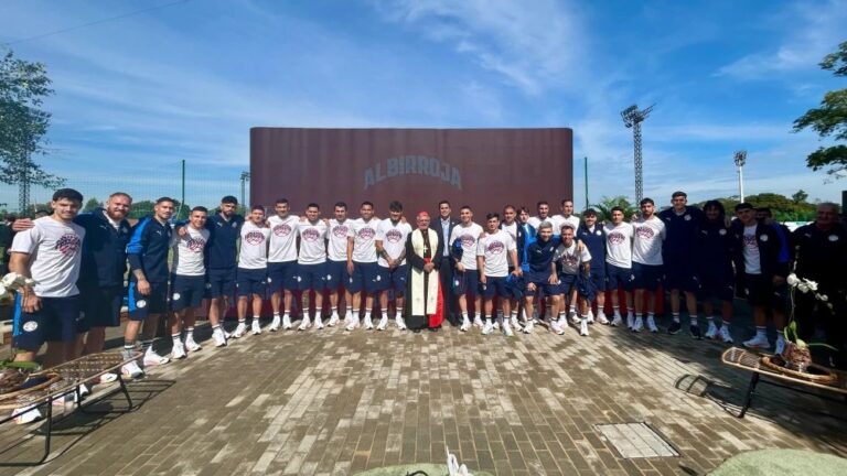 ¡Cardenal entregó rosario bendecido a albirrojos mundialistas!