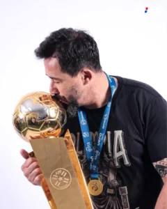 Olimpia aseguró la continuidad de su DT “Vitamina” Sánchez