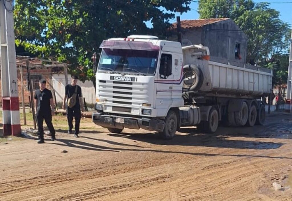 Mujer trepó tanque de combustible, perdió equilibrio y murió arrollada