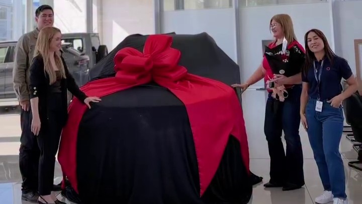 (VIDEO) ¡Modelo e influencer le regaló una camionetaza a su 