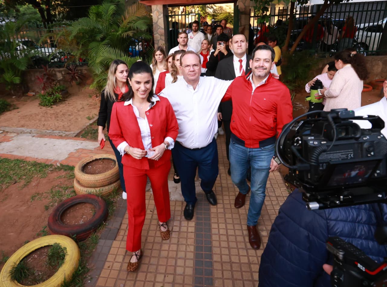 (GALERÍA) Camilo Pérez ya metió su voto e invitó a correlís 