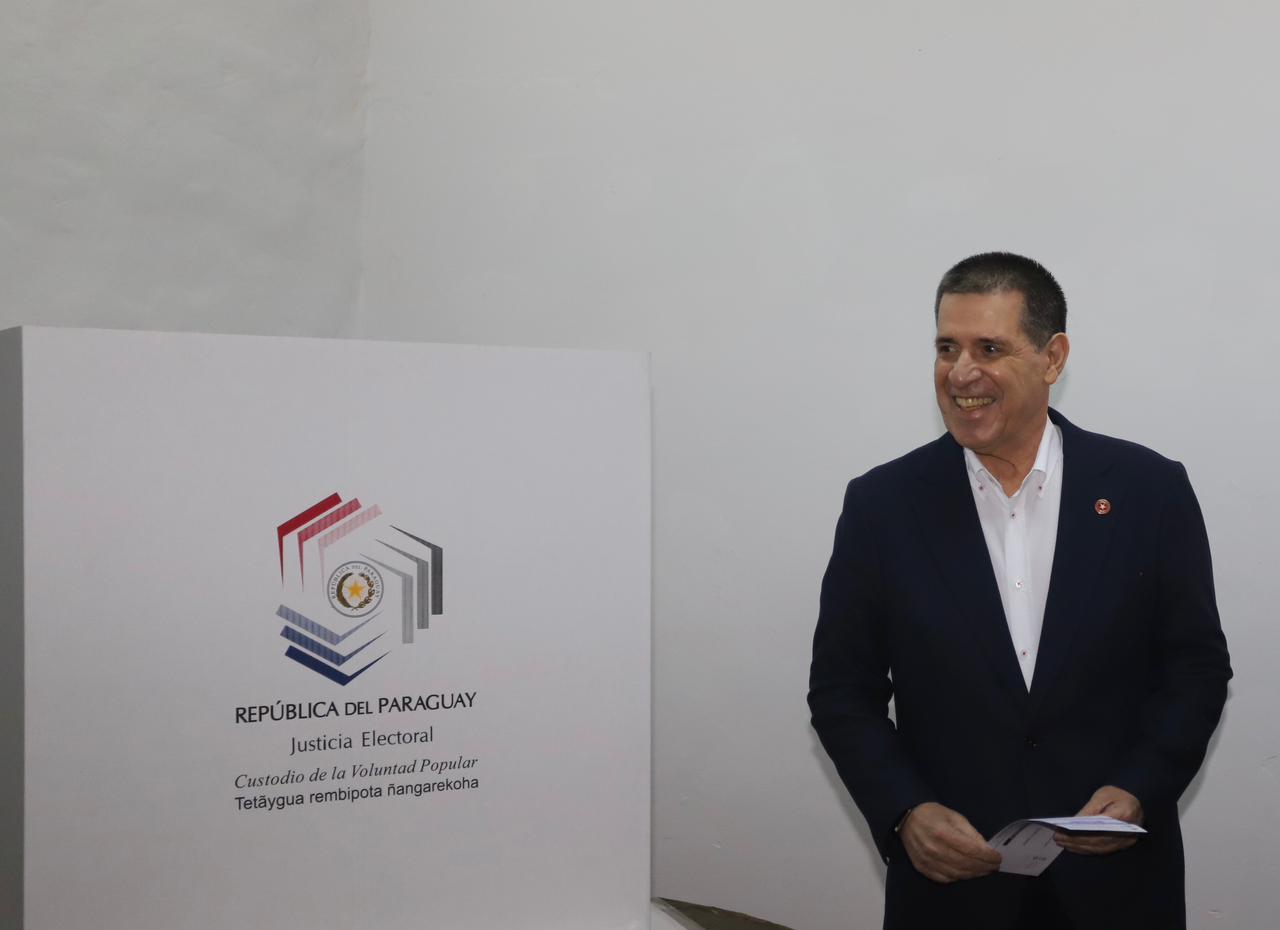 ¡Horacio Cartes ya cumplió con su voto en las internas color