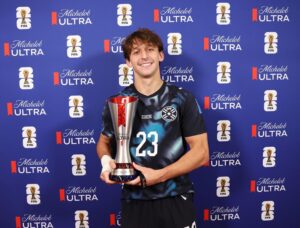 (GALERÍA) ¡Mirá quién le entregó la copa de figura a Mati Galarza!