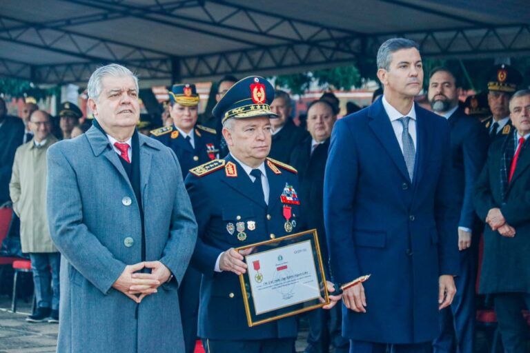 Cuatro estrellas: Peña entregó a Silguero bastón de mando de la Policía