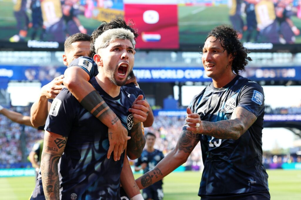 Emotivo abrazo de la “Joya” tras clasificación de Paraguay