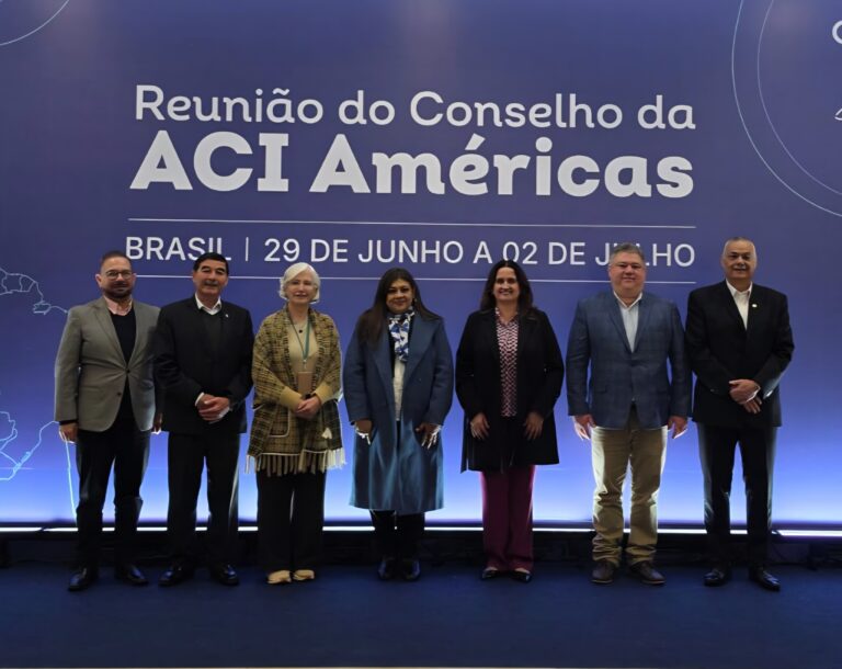 Senador vibró con la Albirró en congreso de Brasil