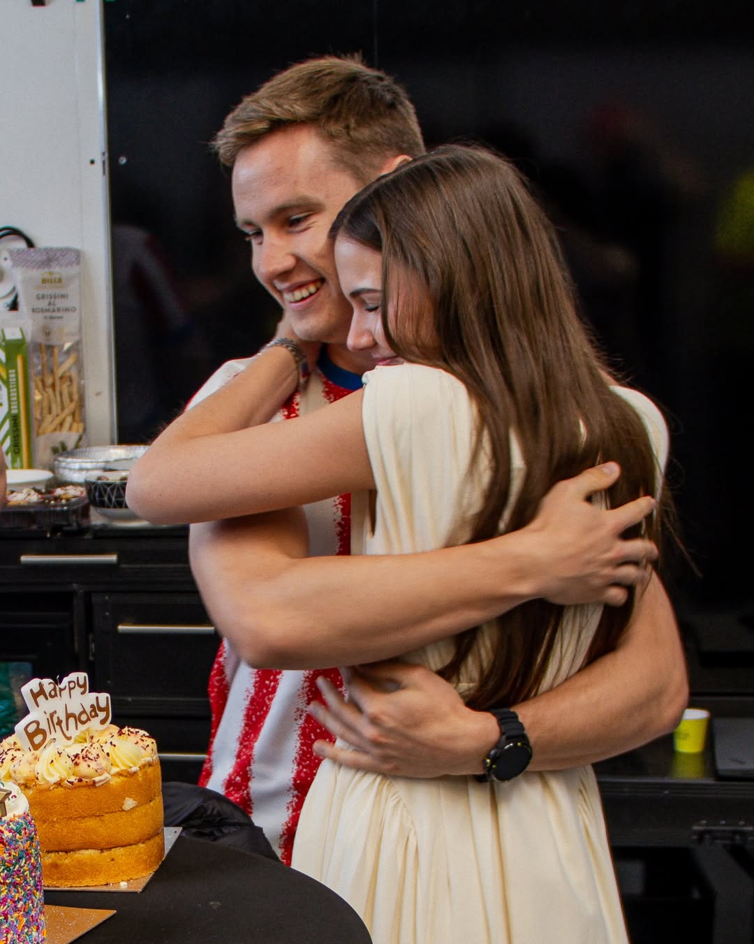 (GALERÍA) ¡Joshua Duerksen le festejó el cumple a su yiyi en medio de una carrera!