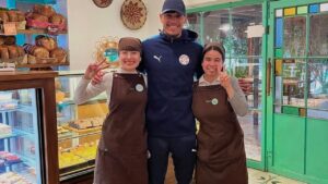 Gustavo Gómez ni bien llegó, ¡se fue a desayunar comidas típicas!