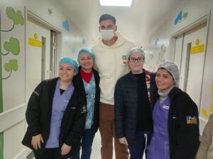 ¡Orlando Gill dio un alegrón a su ahijado y a peques del Hospital Acosta Ñu!