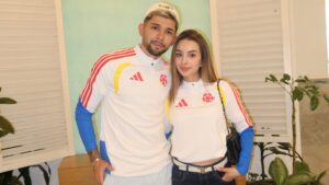(GALERÍA) ¡Julio Enciso apareció con la remera de la sele colombiana!