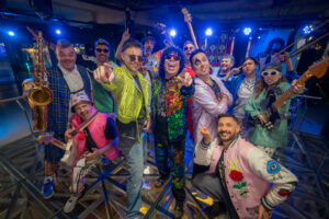 [VÍDEO] ¡Los Caligaris y La Mona Jimenez presentan una nueva versión de ‘Todos Locos’!