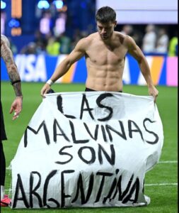 Polémica bandera: “Las Malvinas son argentinas”