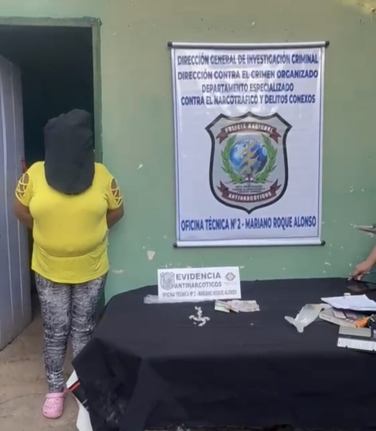 Kuñakarai andaba metida como narco’i