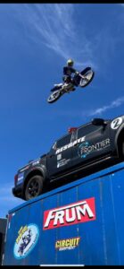 Oikóta show de motocross purete en el ruedo central de la Expo