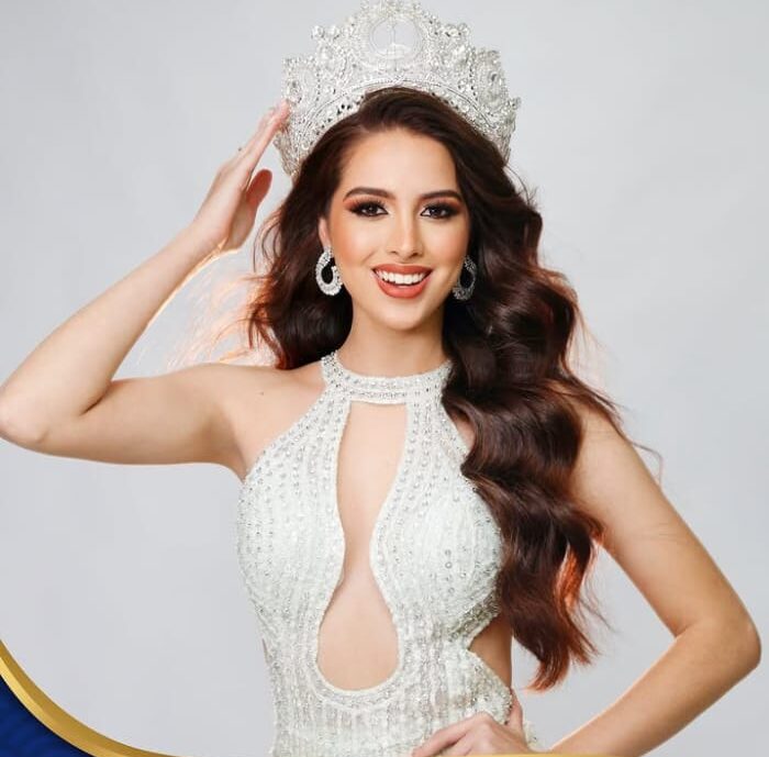 Reinitas viajan a El Salvador y México para representarnos en concursos de belleza