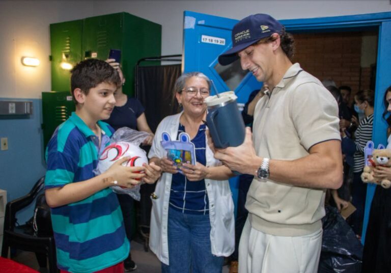 Mati Galarza llevó regalos a los peques del hospi de Clínicas