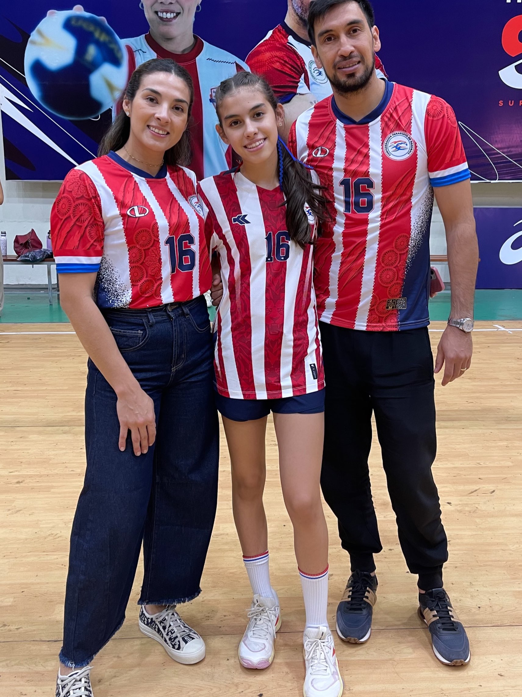 (VIDEO) ¡Hijas de famosos expeloteros albirrojos se lucen ahora con la remera de la sele! (VIDEO) ¡Hijas de famosos expeloteros albirrojos se lucen ahora con la remera de la sele!