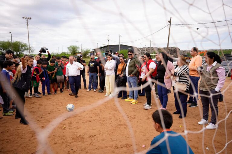 Camilo Pérez agasajó a los niños de Asunción