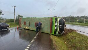 Ñemondýi por vuelco de colectivo en plena ruta Ñemondýi por vuelco de colectivo en plena ruta