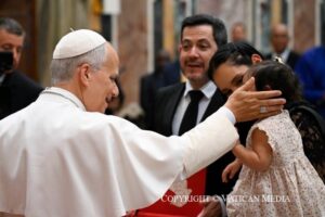 Latorre visitó al Papa León XIV y ¡lo invitó a Paraguay!