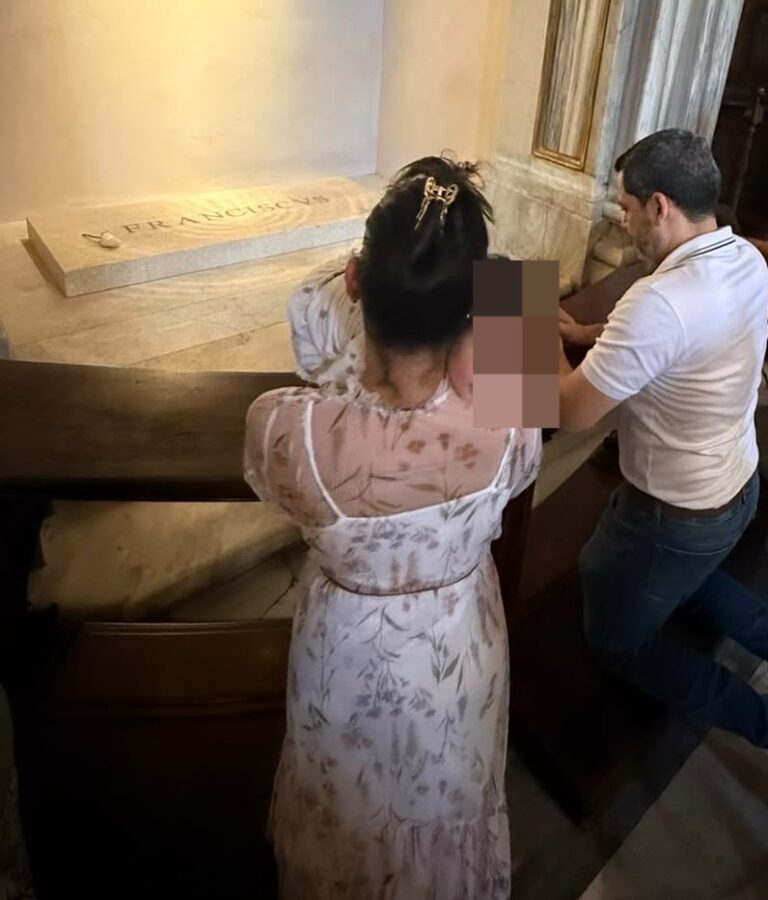 Raúl Latorre visitó la tumba del papa Francisco