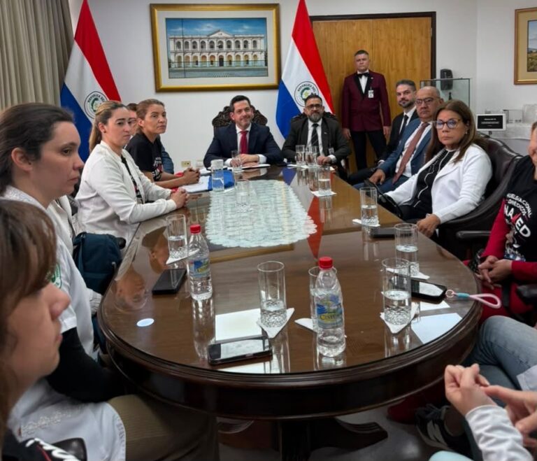 Latorre abrió diálogo con médicos para buscar solución a reivindicaciones