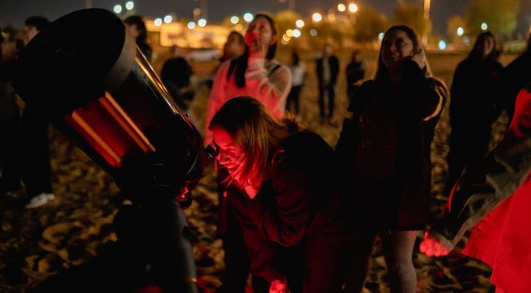 Costanera: Oñemoîta telescopios para vichear eclipse lunar