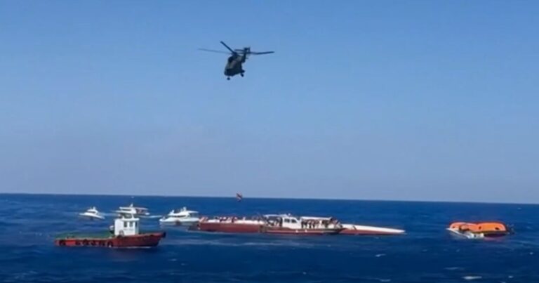 Tormenta tumbó un barco de pasajeros que iba a la costa de Turquía
