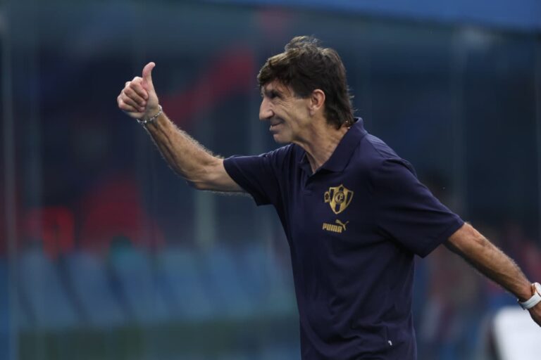 Gustavo Costas se mostró preocupado por el estado físico de sus jugadores