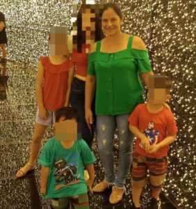 ¡Madrastra okañy con tres niños!