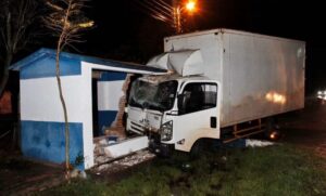 Sin control: Camión ombeti contra parada de micros