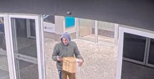 Dejó un riñón en aeropuerto por una broma a una amiga y terminó preso