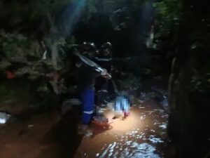 Dos péndex omano tras caer a un arroyo con su moto Dos péndex omano tras caer a un arroyo con su moto