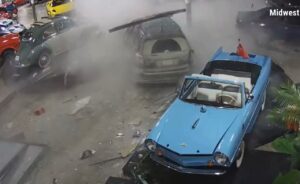 Se desmayó, atropelló un edificio y se llevó por delante autos de colección