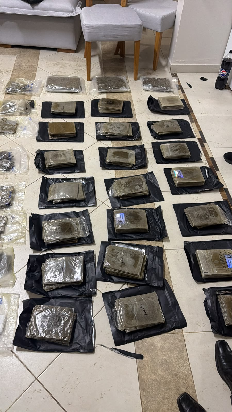 Cae “polinarco” con 53 kilos de macoña “al vacío”
